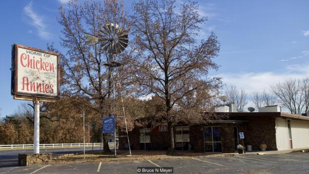 Đại chiến gà rán: Câu chuyện vươn lên thoát nghèo, cáng đáng cả gia đình, tạo dựng đế chế kinh doanh khổng lồ của 2 người phụ nữ nhập cư - Ảnh 3. Đại chiến gà rán: Câu chuyện vươn lên thoát nghèo, cáng đáng cả gia đình, tạo dựng đế chế kinh doanh khổng lồ của 2 người phụ nữ nhập cư - Ảnh 3.